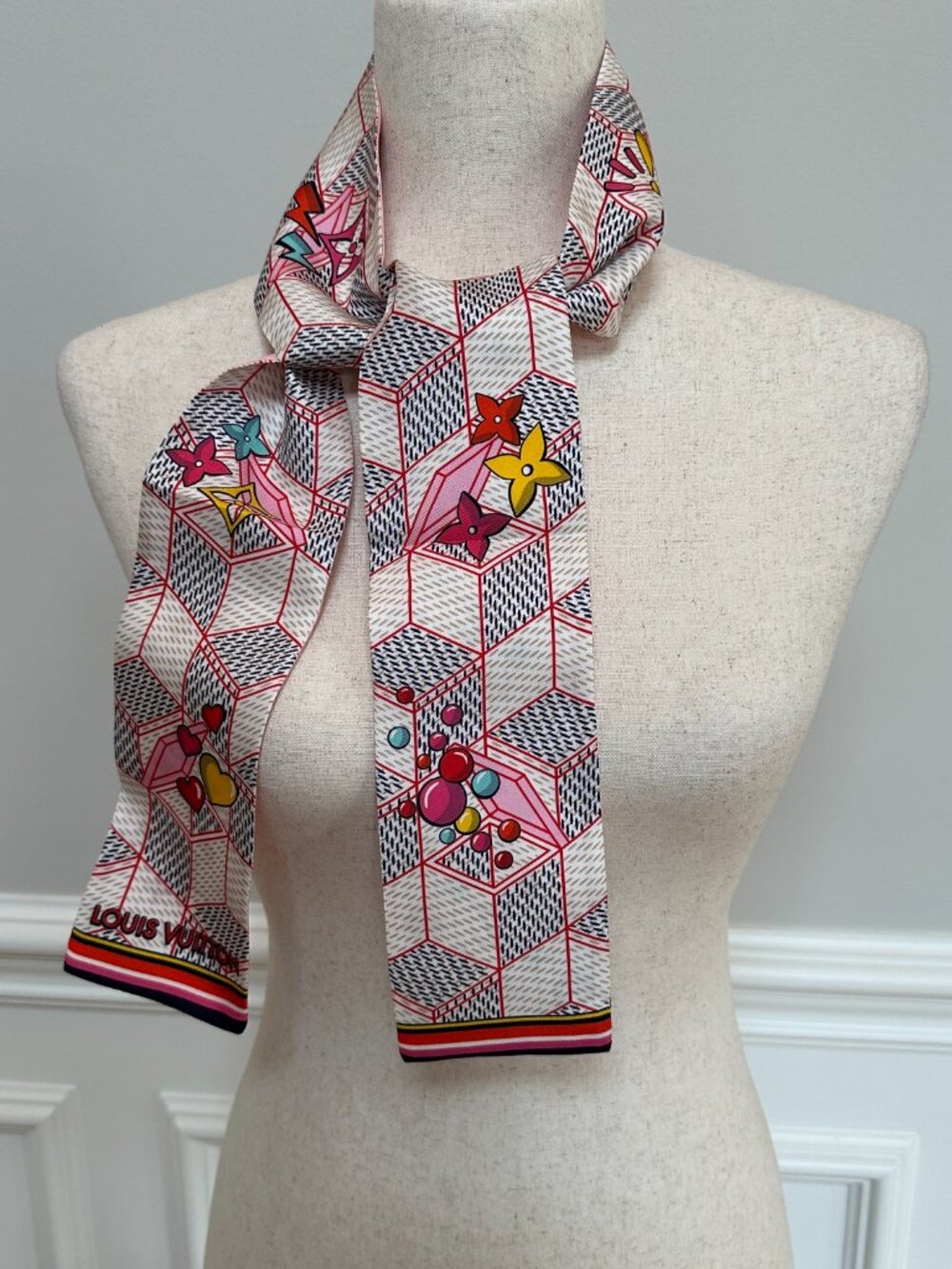 Louis Vuitton Silk Bandeau Scarf Monogram Hearts Pink NWT w/ Box - Picture 7 of 8